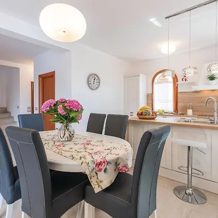 Marija By Guide Willa Tar-Vabriga