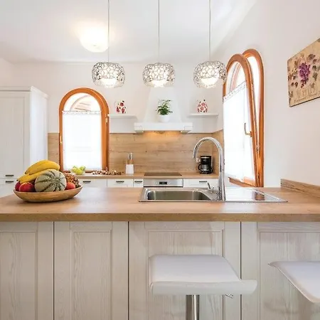 Marija By Guide * Tar-Vabriga