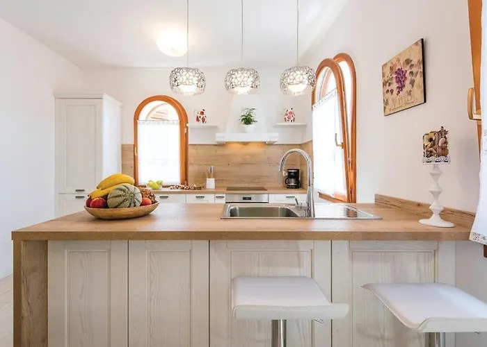 Marija By Guide * Tar-Vabriga